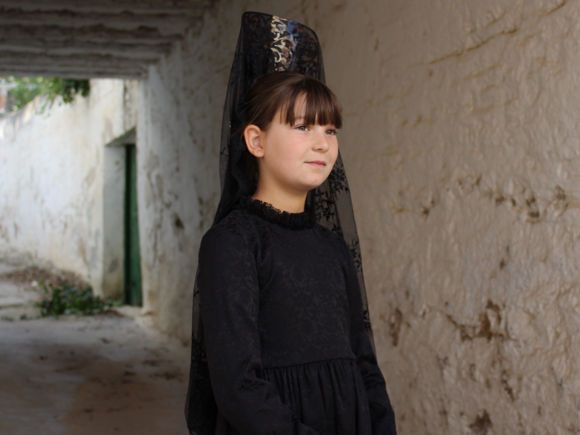 foto de moda infantil niña vestida de mantilla