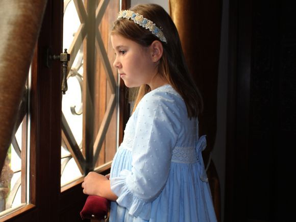 foto de moda infantil niña traje celeste