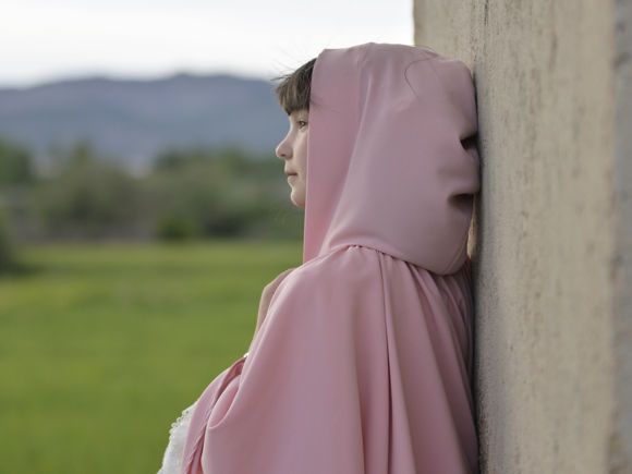 foto de moda infantil niña con capa rosa