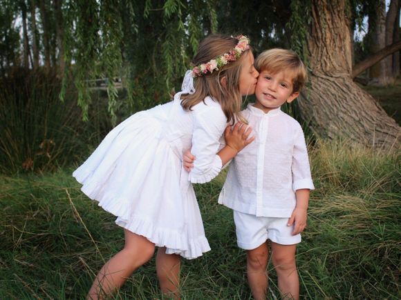 foto de moda infantil niños vestidos de blanco